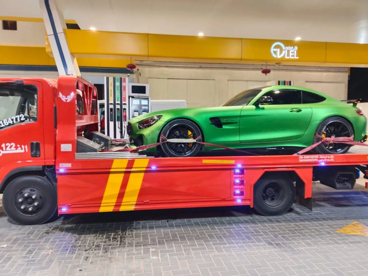 سطحة هيدروليك حمراء تنقل سيارة BMW فاخرة في عفيف