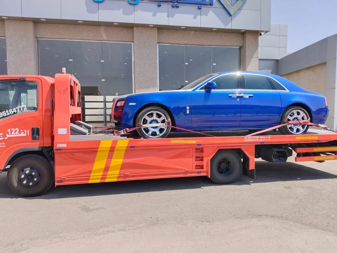 سطحة هيدروليك تنقل رولز رويس غوست زرقاء في عفيف